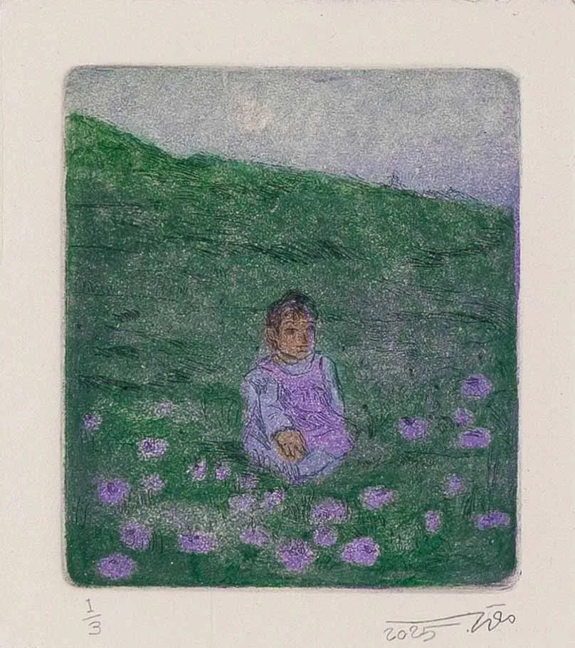 گلهای بنفش در میان چمن